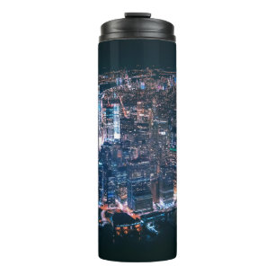 AUSSICHT AUF DIE STADT GEBÄUDE WÄHREND DER NACHT THERMOSBECHER