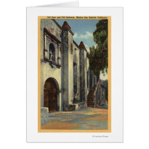 Aussicht auf die Türen und die Treppe der Mission