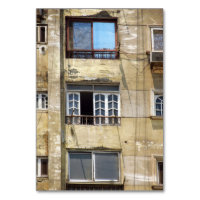 Aussicht auf die Wand mit Balkon und Fenster