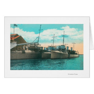 Aussicht auf drei Torpedo-Bootzerstörer im Dock