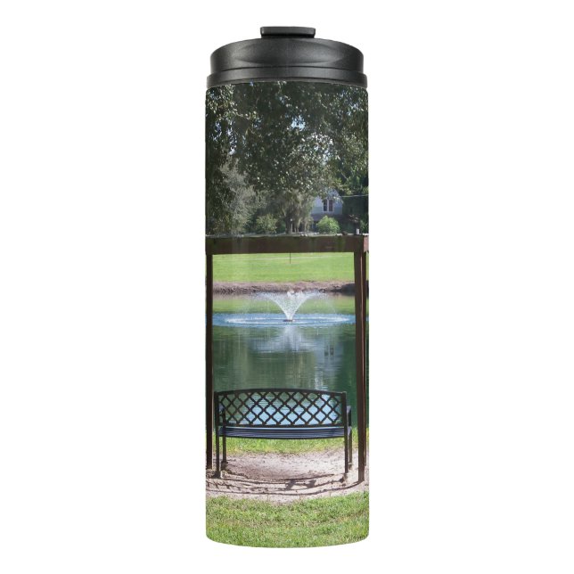 Aussicht auf einen kleinen See Thermosbecher (Vorderseite)