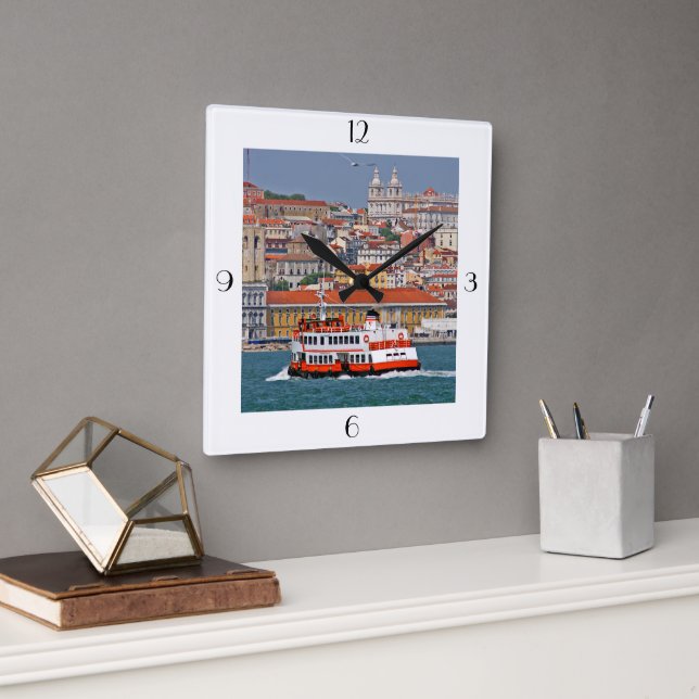 Aussicht auf Lissabon mit alter Fähre auf dem Flus Quadratische Wanduhr (Büro)