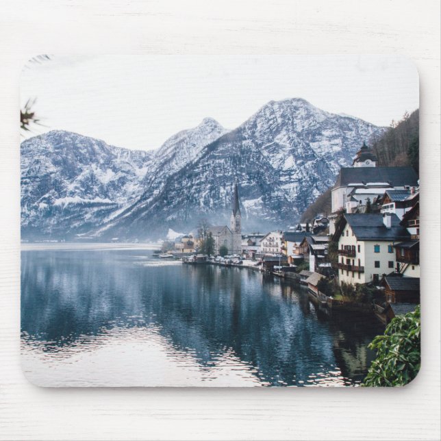 Aussicht auf See und schneebedeckte Berge Mousepad (Vorne)