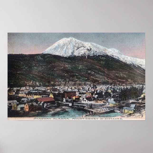 Aussicht auf Stadt und Berg DeweySkagway, AK Poster (Vorne)