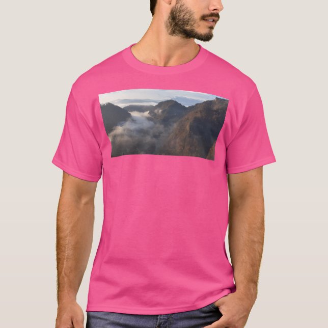 Aussicht vom Gipfel des Berges unter der T-Shirt (Vorderseite)