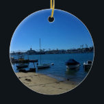 Aussicht von Balboa Island, Newport Beach, Kalifor Keramik Ornament<br><div class="desc">Ein sonniger Wintervormittag,  der auf Balboa Island in Newport Beach,  Kalifornien,  spaziert. Der Blick auf den Kanal ist der Balboa Pavillon und Fun Zone auf der Halbinsel Balboa. Foto wurde im Februar 2016 aufgenommen.</div>