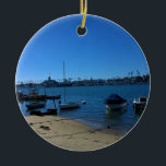 Aussicht von Balboa Island, Newport Beach, Kalifor Keramik Ornament<br><div class="desc">Ein sonniger Wintervormittag,  der auf Balboa Island in Newport Beach,  Kalifornien,  spaziert. Der Blick auf den Kanal ist der Balboa Pavillon und Fun Zone auf der Halbinsel Balboa. Foto wurde im Februar 2016 aufgenommen.</div>
