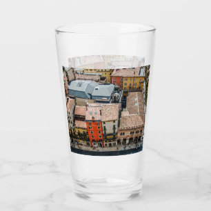 Aussicht von oben auf die bunten Fassaden der Gebä Glas