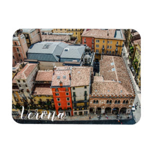 Aussicht von oben auf die bunten Fassaden der Gebä Magnet