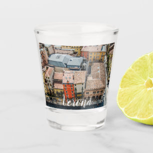 Aussicht von oben auf die bunten Fassaden der Gebä Schnapsglas