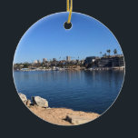 Aussicht von Wedge, Newport Beach, Kalifornien Keramik Ornament<br><div class="desc">Blick auf Corona Del Mar und Fashion Island in der Ferne von der anderen Seite des Kanals,  während stehend im West Jetty View Park am Wedge in Newport Beach,  Kalifornien. Foto wurde im November 2022 aufgenommen.</div>