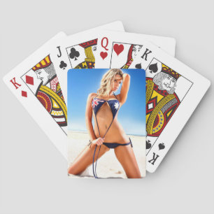 Aussie Bikini Babe spielt Karten Spielkarten