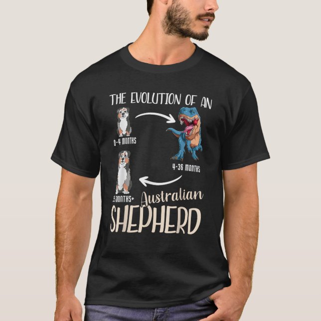 Aussie Die Evolution eines Australian Shepherd  T-Shirt (Vorderseite)
