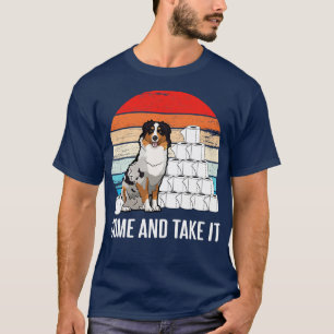 Aussie Hund mit Toilettenpapier kommen und nehmen T-Shirt