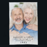 Austausch von Kaffeekronen seit dem Jahr Namen Fot Geschirrtuch<br><div class="desc">Sharing Coffee Croissants seit dem Jahr Namen Foto. Ein völlig individualisierbares Design für ein Jubiläumsgeschenk mit Ihrem individuellen Foto des glücklichen Paares,  lustiges Sprichwort,  ihren Namen und dem Jahr,  in dem sie sich kennengelernt haben.</div>