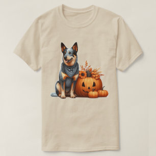 Australian Cattle Dog neben einem Jack-O-Lantern T-Shirt
