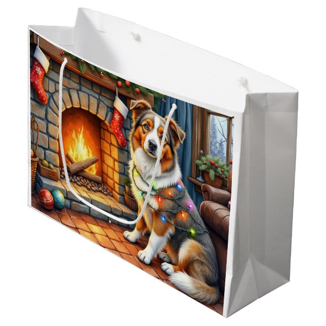 Australian Shepherd Fireplace with Christmas Light Große Geschenktüte (Vorderseite Schrägansicht)