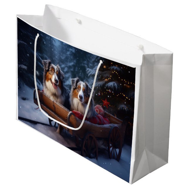 Australian Shepherd Snowy Sleigh Weihnachtsdekor Große Geschenktüte (Vorderseite Schrägansicht)