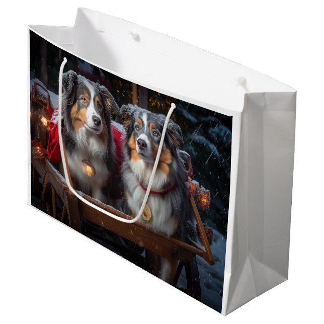 Australian Shepherd Snowy Sleigh Weihnachtsdekor Große Geschenktüte (Vorderseite Schrägansicht)