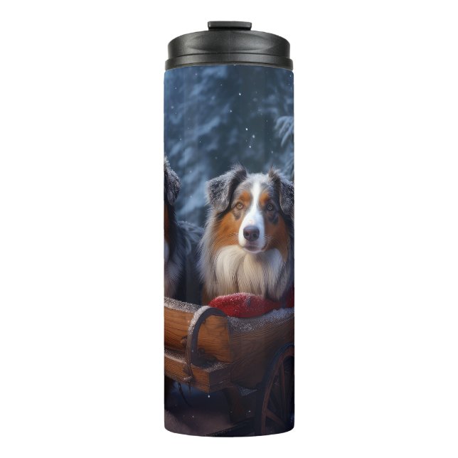 Australian Shepherd Snowy Sleigh Weihnachtsdekor Thermosbecher (Vorderseite)