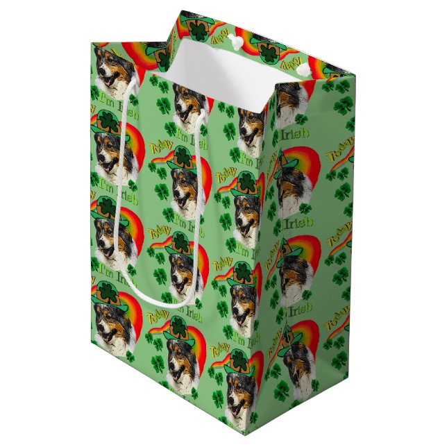 Australian Shepherd St. Patricks Day Mittlere Geschenktüte (Vorderseite Schrägansicht)