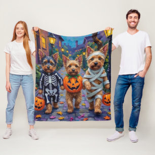 Australian Terrier beim Trick-or-Treat an Hallowee Fleecedecke
