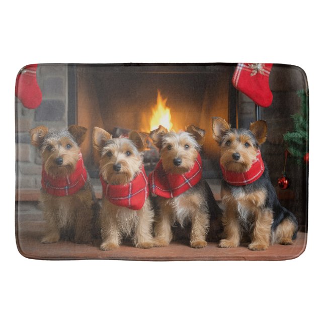 Australian Terrier by Fireplace Christmas Badematte (Vorderseite)