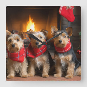 Australian Terrier by Fireplace Christmas Quadratische Wanduhr