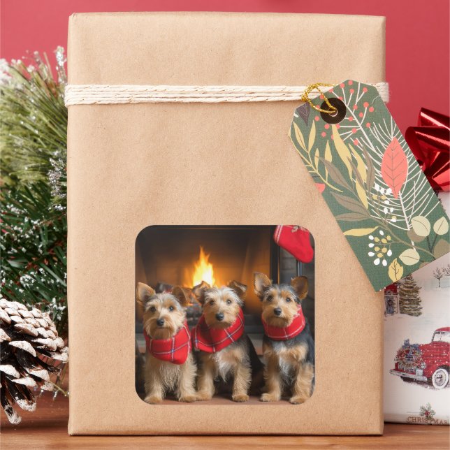 Australian Terrier by Fireplace Christmas Quadratischer Aufkleber (Feiertag)