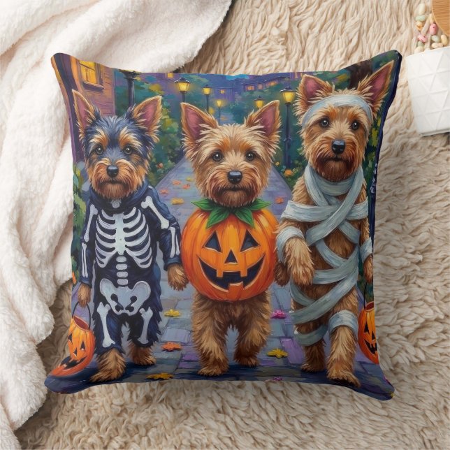 Australian Terrier Trick-or-Treating zu Halloween Kissen (Decke)