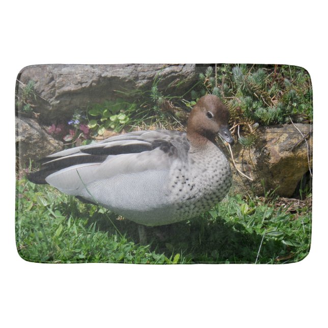 Australian Wood Duck in Tranquil Garden Badematte (Vorderseite)