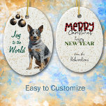 Australische Rind Dog Joy to the World Christmas Keramik Ornament<br><div class="desc">Auf der Vorderseite dieses Holiday-Ornament ist ein Bild eines schönen australischen Rinderhundes, der vor einem goldenen Konfetti-Hintergrund sitzt. An der links Seite hängen Zierelemente aus schwarzem und goldenem Baum. Im grünen Text steht "Joy to the World". Die Rückseite des Ornaments hat den gleichen Konfetti-Hintergrund und Textfelder, damit Sie jedes Ornament...</div>