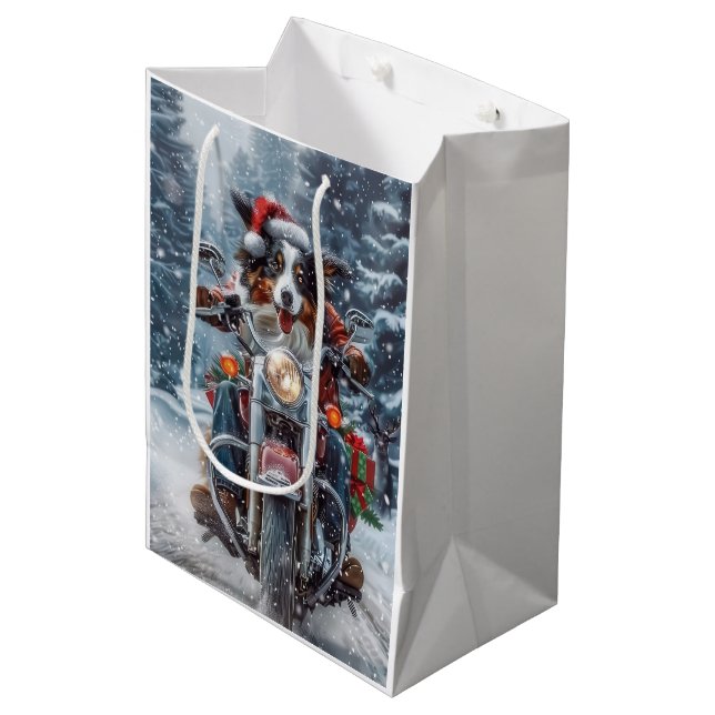 Australische Shepherd Riding Motorrad Weihnachten Mittlere Geschenktüte (Vorderseite Schrägansicht)