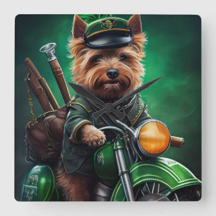 Australische Terrier Fahrrad St. Patrick's Day Quadratische Wanduhr