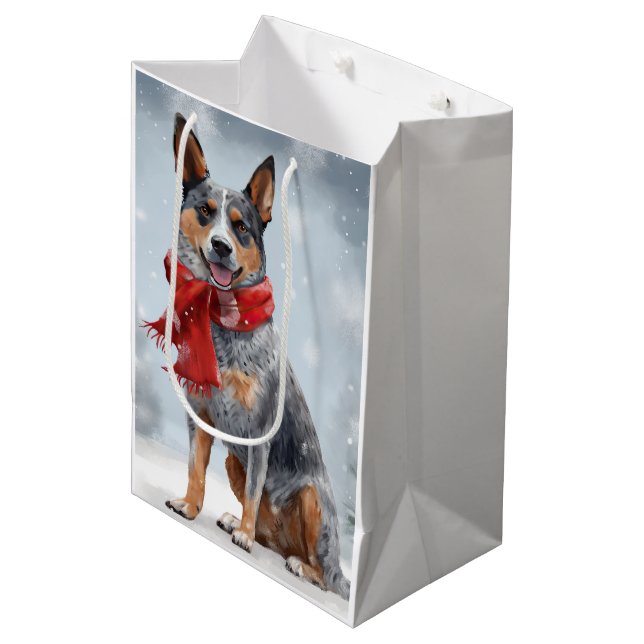 Australischer Rinderhund im Schnee Weihnachten Mittlere Geschenktüte (Vorderseite Schrägansicht)