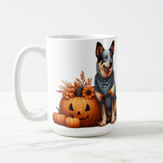 Australischer Rinderhund neben einem Jack-O-Lanter Kaffeetasse (Links)