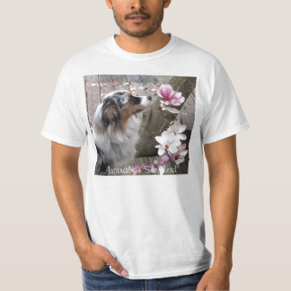 Australischer Schäfer-Hund schnüffelt Magnoia T-Shirt