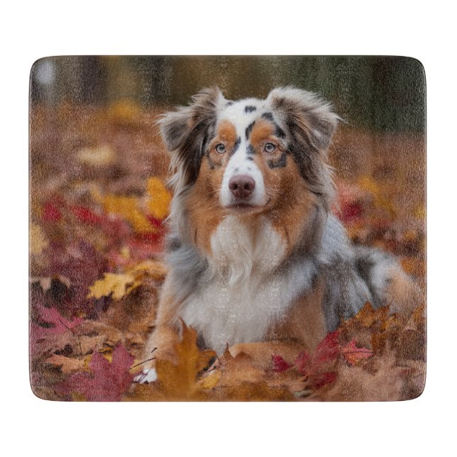 Australischer Schäferhund im Herbstfall Inspiriert Schneidebrett (Vorderseite)