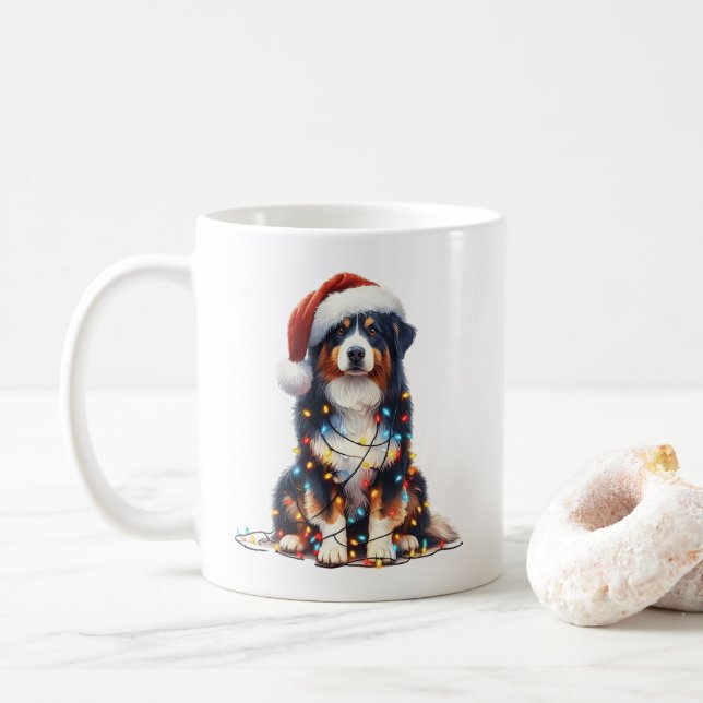 Australischer Schäferhund im Weihnachtslicht einge Kaffeetasse (Mit Donut)