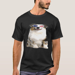 Australischer Schäferhund mit Sonnenbrille am 4. J T-Shirt