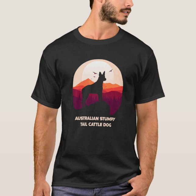 Australischer Stumpy Tail Cattle Dog und Berg T-Shirt (Vorderseite)