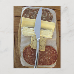Auswahl von Feinkäse und Wurstwaren Postkarte