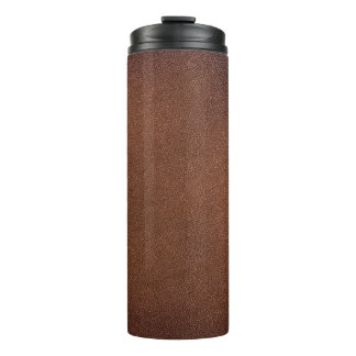 Authentische Lederoptik, echter Hintergrund. Thermosbecher