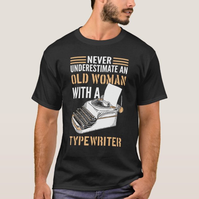 Author Never Underestimate An Old Woman With A Typ T-Shirt (Vorderseite)