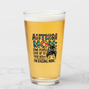 Autismus Mama Einige Leute schauen ihren Helden zu Glas