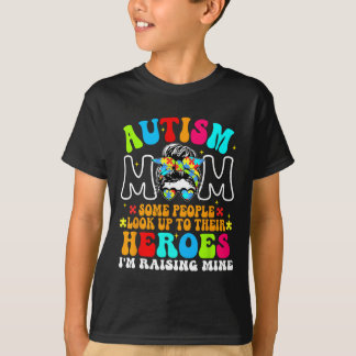Autismus Mama Raising Hero Groovy Messy Bun Autism T-Shirt