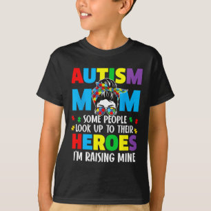 Autismus Mama Raising Hero Groovy Messy Bun Autism T-Shirt