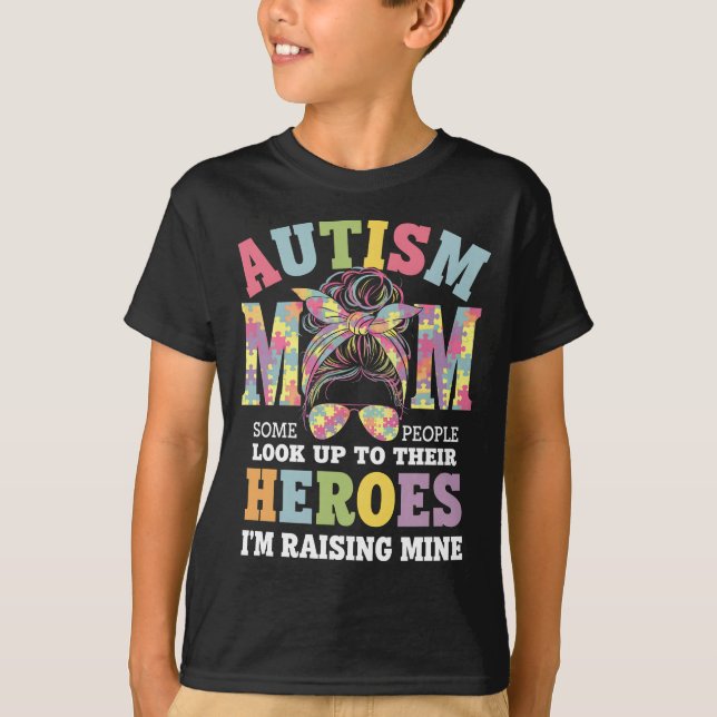Autismus Mama Raising Hero Messy Bun Autistic T-Shirt (Vorderseite)