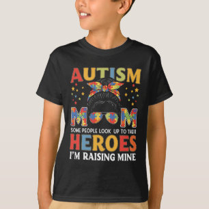 Autismus Mama Raising Hero Messy Bun Groovy Autism T-Shirt