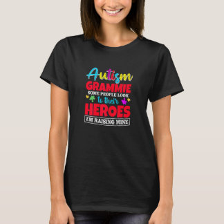 Autismus-Oma-Frauen schauen zu ihren Helden auf T-Shirt